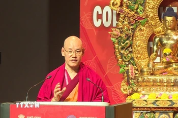 Tổng Thư ký IBC – Hòa thượng Shartse Khensur Rinpoche Jangchup Choeden phát biểu khai mạc hội nghị. (Ảnh: Quang Trung/TTXVN)