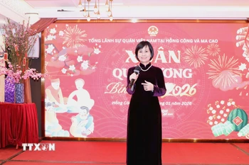 Tổng Lãnh sự Việt Nam tại Hong Kong và Macau Lê Đức Hạnh phát biểu chúc mừng xuân mới cộng đồng người Việt tại Hong Kong. (Ảnh: Xuân Vịnh/TTXVN)