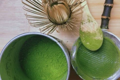 Khi uống matcha, bạn tiêu thụ trực tiếp cả lá trà (dưới dạng bột), thay vì chỉ uống phần nước ngâm từ lá như trà truyền thống. (Nguồn: Vietnam+)