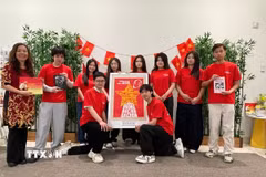 Các thành viên trẻ thuộc Hội đồng Văn hóa Giáo dục Canada-Việt Nam chụp ảnh lưu niệm với Tiến sỹ Nguyễn Đài Trang (ngoài cùng bên trái), người làm cuốn sách “The Ballads of Ho Chi Minh” gồm 25 bài hát và thơ của các văn nghệ sỹ quốc tế viết về Chủ tịch Hồ Chí Minh. (Ảnh: TTXVN phát)