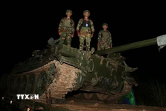 Tối 26/10/2025, Quân đội Campuchia bắt đầu rút khí tài quân sự, vũ khí hạng nặng khỏi khu vực biên giới tranh chấp. (Nguồn: AKP/TTXVN phát)