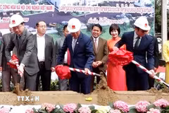 Các đại biểu Việt Nam và Lào thực hiện nghi lễ xúc cát để khởi công Dự án xây dựng Đài phát thanh-phát hình tỉnh Huaphanh. (Nguồn: TTXVN phát)