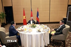 Thủ tướng Phạm Minh Chính cùng Thủ tướng Campuchia Hun Manet và Thủ tướng Lào Sonexay Siphandone ăn sáng, làm việc. (Ảnh: Dương Giang/TTXVN)