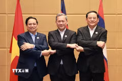 Thủ tướng Phạm Minh Chính cùng Thủ tướng Campuchia Hun Manet và Thủ tướng Lào Sonexay Siphandone. (Ảnh: Dương Giang/TTXVN)