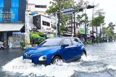 Nhiều phương tiện di chuyển trong dòng nước lớn sau mưa. (Ảnh: Chanh Đa/TTXVN)