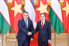 Chủ tịch Quốc hội Trần Thanh Mẫn đón Chủ tịch Hạ viện Uzbekistan Nuriddin Ismoilov. (Ảnh: Doãn Tấn/TTXVN)