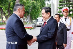 Chủ tịch Quốc hội Trần Thanh Mẫn đón Chủ tịch Hạ viện Uzbekistan Nuriddin Ismoilov. (Ảnh: Doãn Tấn/TTXVN)