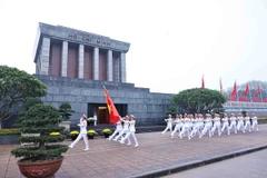 Đội tiêu binh diễu hành trước cửa Lăng Chủ tịch Hồ Chí Minh. (Ảnh: Minh Đức/TTXVN)