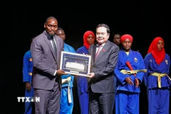 Chủ tịch Quốc hội Trần Thanh Mẫn tặng quà lưu niệm cho Liên đoàn Vovinam Senegal. (Ảnh: Doãn Tấn/TTXVN)