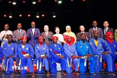 Chủ tịch Quốc hội Trần Thanh Mẫn và Phu nhân cùng đại biểu với các võ sinh Liên đoàn Vovinam Senegal. (Ảnh: Doãn Tấn/TTXVN)