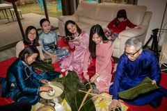 Cán bộ Đại sứ quán và người Việt tại Israel tham gia gói bánh chưng. (Ảnh: Đức Trung/TTXVN)