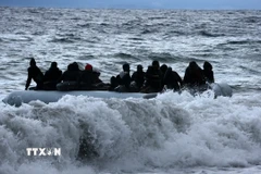 Người di cư trên trên thuyền ở ngoài khơi đảo Lesbos, Hy Lạp. (Nguồn: THX/TTXVN)