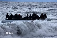 Người di cư trên trên thuyền ở ngoài khơi đảo Lesbos, Hy Lạp. (Nguồn: THX/TTXVN)