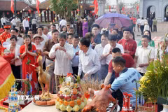 Từ ngày 24/3-26/3/2026, tại phường Thành Sen, tỉnh Hà Tĩnh diễn ra lễ hội Văn Miếu năm 2026. Lễ hội được tổ chức thường niên nhằm tôn vinh đạo học, tri ân các bậc hiền tài, đồng thời góp phần bảo tồn, phát huy giá trị văn hóa truyền thống của địa phương, thu hút đông đảo nhân dân và du khách tham gia. Ảnh: Hữu Quyết - TTXVN