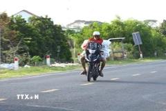 Đối tượng điều khiển xe môtô với tốc độ cao để vận chuyển thuốc lá lậu trên Quốc lộ 30, đoạn qua xã An Long, tỉnh Đồng Tháp. (Ảnh: Nhựt An/TTXVN)