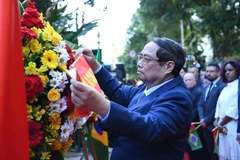 Thủ tướng Phạm Minh Chính dâng hoa tại biển kỷ niệm Chủ tịch Hồ Chí Minh ở thành phố Rio de Janeiro, Brazil. (Ảnh: Dương Giang/TTXVN)