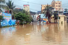 Mưa lớn gây ngập lụt tại khu phố Yết Kiêu 4, phường Hồng Gai, tỉnh Quảng Ninh. (Ảnh: TTXVN phát)