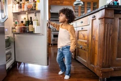 Theo chuyên gia, cánh tủ lạnh chính là khu vực ấm nhất, bởi nó nằm xa quạt gió và là nơi chịu ảnh hưởng lớn nhất mỗi lần cửa được mở ra. (Nguồn: Getty Images)