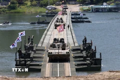 Xe tăng K2 di chuyển trên cầu phao bắc qua sông ở Namyangju, Hàn Quốc ngày 12/6/2024. (Nguồn: Yonhap/TTXVN)