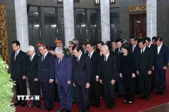 Đoàn đại biểu Ban Chấp hành Trung ương Đảng viếng Đại tướng Lê Văn Dũng. (Ảnh: Xuân Khu/TTXVN)