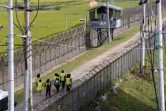 Khách du lịch đi bộ dọc tuyến đường mòn hòa bình DMZ, Paju, Hàn Quốc. (Ảnh: Yonhap/TTXVN)