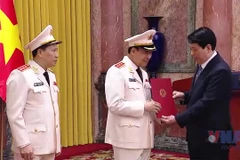 Chủ tịch nước trao quyết định thăng cấp bậc cho lãnh đạo công an
