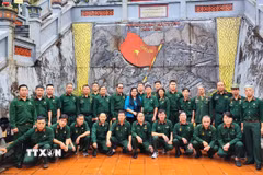 Hội Cựu chiến binh TTXVN chụp ảnh lưu niệm tại Đài tưởng niệm các Anh hùng Liệt sỹ điểm cao 468 (thôn Nặm Ngặt, xã Thanh Thủy, tỉnh Tuyên Quang). (Ảnh: Minh Tâm/TTXVN)