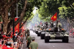 Khối xe Tăng thiết giáp diễu binh trên phố Trần Phú (Hà Nội) trong sự chào đón nồng nhiệt của người dân và du khách trong dịp Đại lễ Quốc khánh 2/9. (Ảnh: Lê Đông/TTXVN)