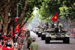 Khối xe Tăng thiết giáp diễu binh trên phố Trần Phú (Hà Nội) trong sự chào đón nồng nhiệt của người dân và du khách trong dịp Đại lễ Quốc khánh 2/9. (Ảnh: Lê Đông/TTXVN)