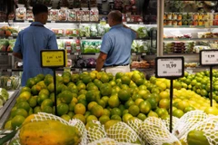 Người tiêu dùng chọn mua hàng hoá trong siêu thị ở Rio de Janeiro, Brazil, ngày 7/3/2025. (Ảnh: THX/TTXVN)