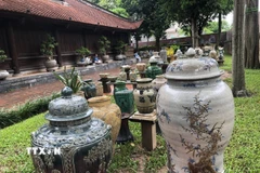 Các sản phẩm gốm, sứ Bát Tràng đặc sắc được trưng bày trong không gian di tích Văn Miếu-Quốc Tử Giám. (Ảnh: Tuyết Mai/TTXVN)