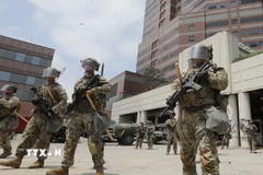 Binh sỹ thuộc Lực lượng Vệ binh Quốc gia Mỹ được triển khai tại thành phố Los Angeles, bang California, ngày 8/6/2025. (Nguồn: THX/TTXVN)