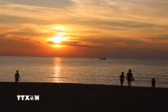 Khi Mặt Trời vừa ló rạng, những còn tàu từ khơi xa cũng bắt đầu rẽ sóng về đất liền. (Ảnh: Phạm Cường/TTXVN)