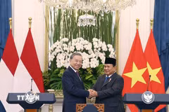 Tổng Bí thư Tô Lâm và Tổng thống Cộng hòa Indonesia, Chủ tịch Đảng Phong trào Indonesia vĩ đại (Gerindra) Prabowo Subianto tuyên bố nâng cấp quan hệ Việt Nam-Indonesia lên Đối tác Chiến lược Toàn diện (Jakarta,10/3/2025). (Ảnh: Thống Nhất/TTXVN)