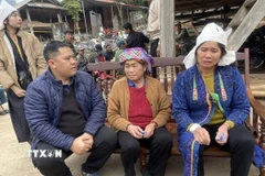 Lãnh đạo Ủy ban Nhân dân xã Mường Giôn (Sơn La) đến thăm hỏi, động viên gia đình các nạn nhân. (Nguồn: TTXVN phát)