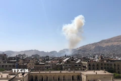 Khói bốc lên sau một vụ không kích tại Damascus, Syria. (Nguồn: THX/TTXVN)