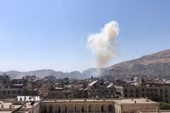 Khói bốc lên sau một vụ không kích tại Damascus, Syria. (Nguồn: THX/TTXVN)