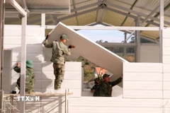 Các chiến sỹ tranh thủ hoàn thành các hạng mục để kịp thời bàn giao nhà cho người dân xã D’ran trong năm mới 2026. (Ảnh: Nguyễn Dũng/TTXVN)