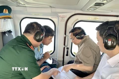 Sáng 28/12, Thủ tướng Phạm Minh Chính đi thị sát, kiểm tra tiến độ thi công tuyến đường bộ cao tốc Cà Mau-Đất Mũi, tuyến giao thông ra đảo Hòn Khoai và Cảng tổng hợp lưỡng dụng Hòn Khoai thuộc xã Đất Mũi, tỉnh Cà Mau. (Ảnh: Dương Giang/TTXVN)