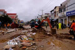 Sáng 20/11/2025, lực lượng chức năng xã D’ran điều động phương tiện hỗ trợ người dân địa phương dọn dẹp, khắc phục hậu quả sau trận lũ lịch sử. (Ảnh: Nguyễn Dũng/TTXVN)