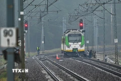 Cảnh sát điều tra tại hiện trường vụ vụ phá hoại đường ray xe lửa ở gần ga Mika, Ba Lan, ngày 17/11/2025. (Nguồn: PAP/TTXVN)