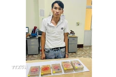 Đối tượng Dương Văn Cai và số heroin tang vật vụ án. (Ảnh: TTXVN phát)