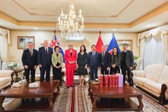 Toàn quyền Sam Mostyn (thứ 4, từ trái sang) và các quan chức Australia chụp ảnh lưu niệm cùng Đại sứ Việt Nam tại Australia Phạm Hùng Tâm (thứ 4, từ phải sang) và các trưởng đại diện cơ quan ngoại giao Việt Nam tại Australia. (Ảnh: TTXVN phát)
