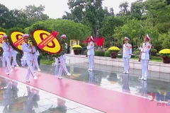 Lãnh đạo Đảng, Nhà nước dâng hương các Anh hùng liệt sỹ và Chủ tịch Hồ Chí Minh.