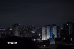 Quang cảnh thủ đô Caracas của Venezuela rạng sáng 3/1/2026. (Nguồn: THX/TTXVN)