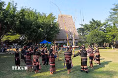 Tiết mục văn hóa, nghệ thuật của các dân tộc Tây Nguyên tại Làng Văn hóa-Du lịch các dân tộc Việt Nam. (Ảnh: Khánh Hòa/TTXVN)
