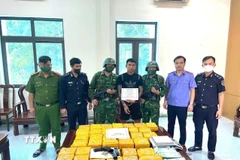 Lực lượng Bộ đội Biên phòng tỉnh Hà Tĩnh chủ trì phối hợp với các lực lượng chức năng đấu tranh thành công chuyên án HT 725, bắt giữ nghi phạm Trần Văn Nam cùng 45kg ma túy các loại và 1 khẩu súng quân dụng. (Nguồn: TTXVN phát)
