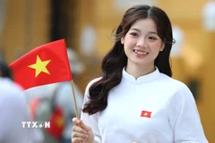 Lưu lại những khoảng khắc ý nghĩa trong những ngày tháng Tám lịch sử với hình ảnh lá cờ Tổ quốc. (Ảnh: Khánh Hòa/TTXVN)