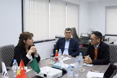 Đại sứ Việt Nam tại Algeria Trần Quốc Khánh trao đổi với đại diện Công ty NTH Agro về tiềm năng hợp tác với các doanh nghiệp xuất khẩu nông sản của Việt Nam. (Ảnh: Mạnh Hùng/TTXVN)