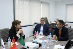Đại sứ Việt Nam tại Algeria Trần Quốc Khánh trao đổi với đại diện Công ty NTH Agro về tiềm năng hợp tác với các doanh nghiệp xuất khẩu nông sản của Việt Nam. (Ảnh: Mạnh Hùng/TTXVN)